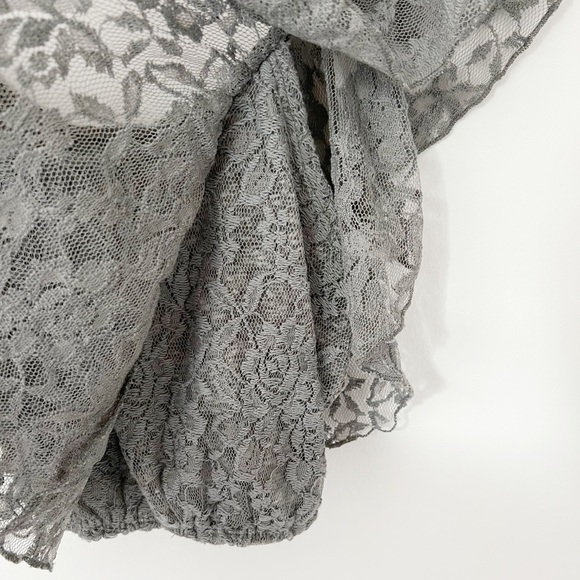 ✨NEW✨ Hollister Co. | Flowy Lace Off Shoulder Crop Top - Picture 3 of 3